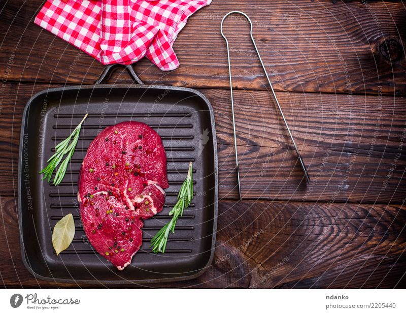 rohes Rindersteak Lebensmittel Fleisch Kräuter & Gewürze Abendessen Pfanne Tisch Küche Holz Essen frisch oben braun rot schwarz Hintergrund Barbecue Rindfleisch
