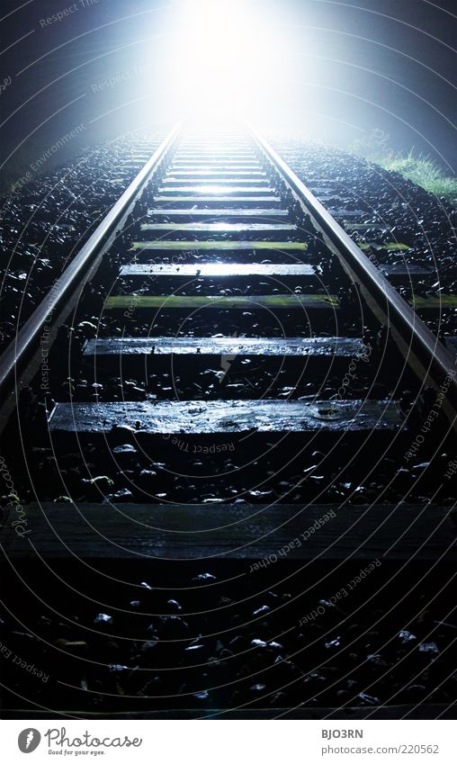 oncoming... | train tracks Gleise bedrohlich Trauer Tod Schmerz Erschöpfung Angst Verzweiflung Verbitterung Ende dunkel nah schwarz weiß gruselig Einsamkeit