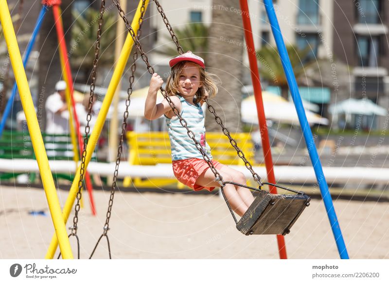 Swingin´ Lifestyle Freude Spielen Kindererziehung Kindergarten Mädchen 1 Mensch 3-8 Jahre Kindheit Natur Sand Spielplatz Lächeln schaukeln stehen Fröhlichkeit