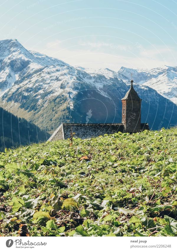Kapelle mit Aussicht Landschaft Horizont Berge u. Gebirge Schneebedeckte Gipfel Österreich Dach Turm Kreuz entdecken wandern einfach historisch hoch klein