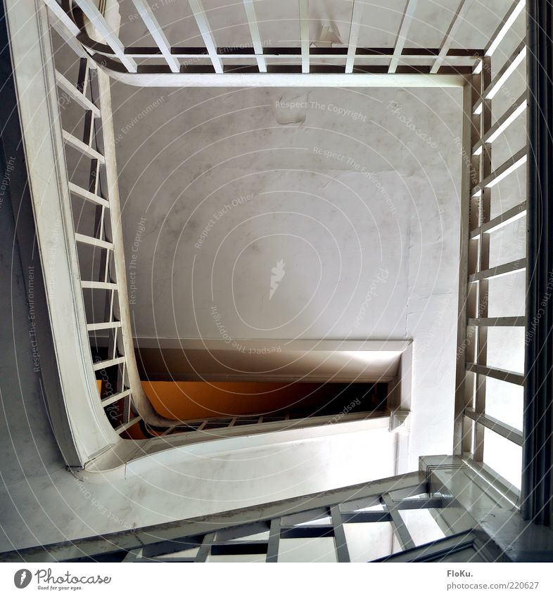 Treppenhaus-Schnecke Menschenleer Architektur alt dreckig weiß Ende Perspektive Geländer Treppengeländer Treppenpfosten Farbfoto Innenaufnahme