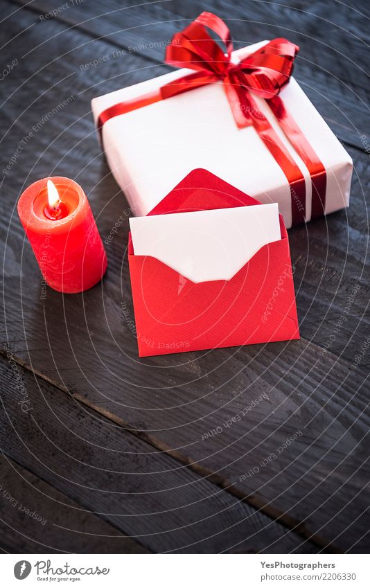 Stilvolles Geschenk und leerer roter Brief elegant Handarbeit Feste & Feiern Silvester u. Neujahr Geburtstag Paket niedlich Überraschung obere Ansicht