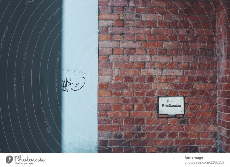 Briefkasten Lifestyle Stadt Wand Mauer Schilder & Markierungen Backstein Kasten Graffiti Backsteinwand Backsteinhaus Strukturen & Formen Kunst Herbst bläulich