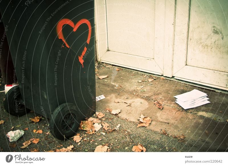 Lovestory Herbst Blatt Tür Zeichen Schilder & Markierungen Graffiti Herz Liebe Trauer Liebeskummer Schmerz Einsamkeit Ende verlieren Müllbehälter Brief