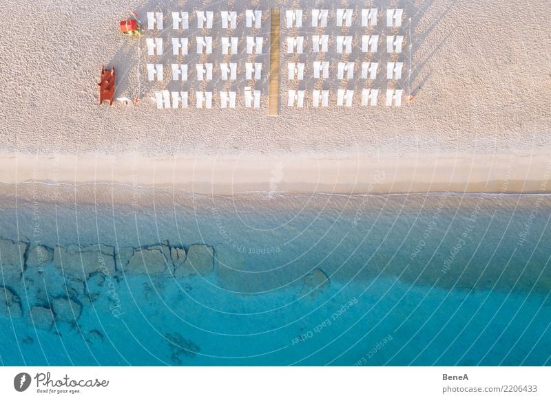 Liegestühle an einem Sand Strand am türkisblauen Meer von oben Lifestyle exotisch Erholung Schwimmen & Baden Ferien & Urlaub & Reisen Tourismus Ausflug