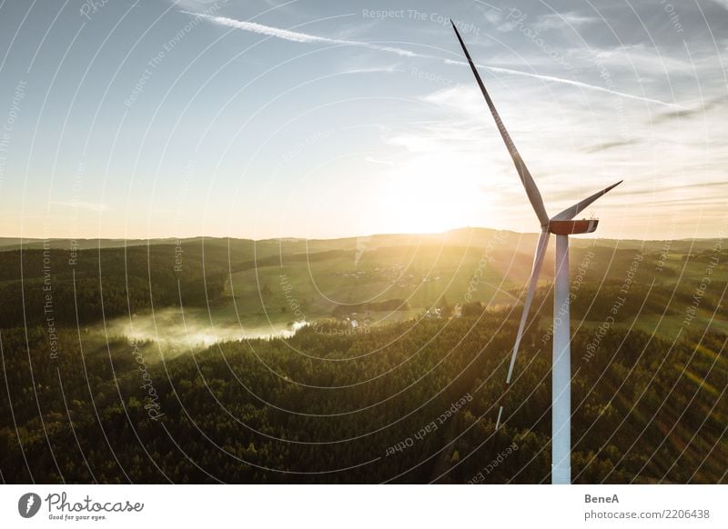 Windkraftanlage in einem Wald bei Sonnenuntergang von oben Wirtschaft Industrie Energiewirtschaft Technik & Technologie Fortschritt Zukunft High-Tech