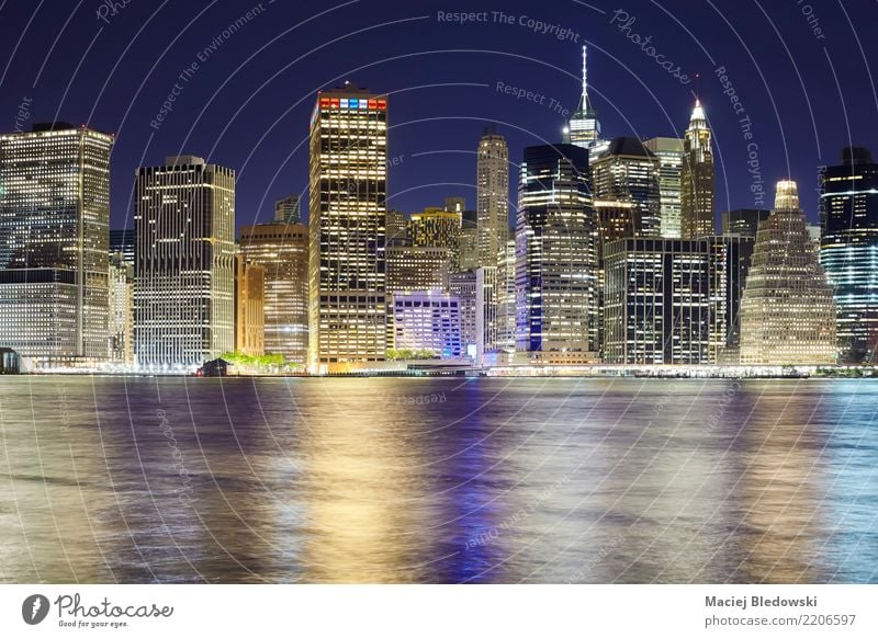 New York City Skyline bei Nacht. Büro Fluss Stadt Stadtzentrum Hochhaus Gebäude Architektur Sehenswürdigkeit Wahrzeichen Denkmal Erfolg