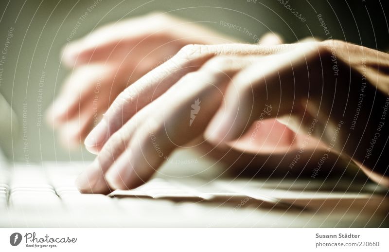 tippen Computer Notebook Tastatur Hardware Hand Finger schreiben E-Mail Tippen digital online Internet Vernetzung Antwort mehrfarbig Innenaufnahme Nahaufnahme