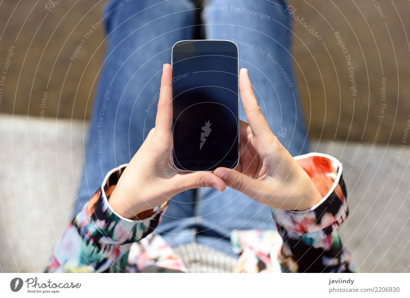 Junge Frau, die einen Bildschirm- Smartphone verwendet Lifestyle Telefon Handy PDA Technik & Technologie Mensch Erwachsene Finger klug weiß Mobile Halt Menschen
