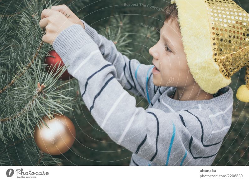 Glücklicher junger kleiner Junge, der Weihnachtsbaum verziert Lifestyle Freude schön Gesicht Spielen Winter Dekoration & Verzierung Feste & Feiern