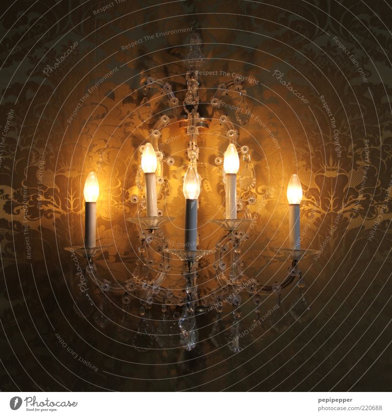 low light elegant Lampe Kristalle Ornament glänzend Kitsch Romantik ästhetisch Farbfoto Innenaufnahme Nahaufnahme Detailaufnahme Muster Strukturen & Formen