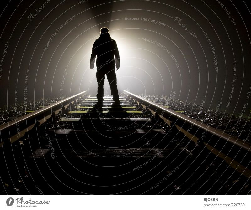 Widerstand | train tracks Mann Erwachsene Eisenbahn Gleise stehen träumen bedrohlich dunkel gruselig schwarz weiß Gefühle Tod Verzweiflung Ende Endzeitstimmung