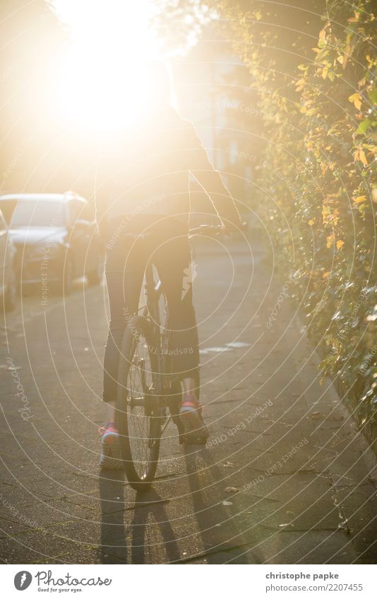 Ride on Freizeit & Hobby Fahrradfahren Frau Erwachsene 1 Mensch 30-45 Jahre Schönes Wetter Stadt Straße Wege & Pfade hell Mountainbike crossbike Farbfoto