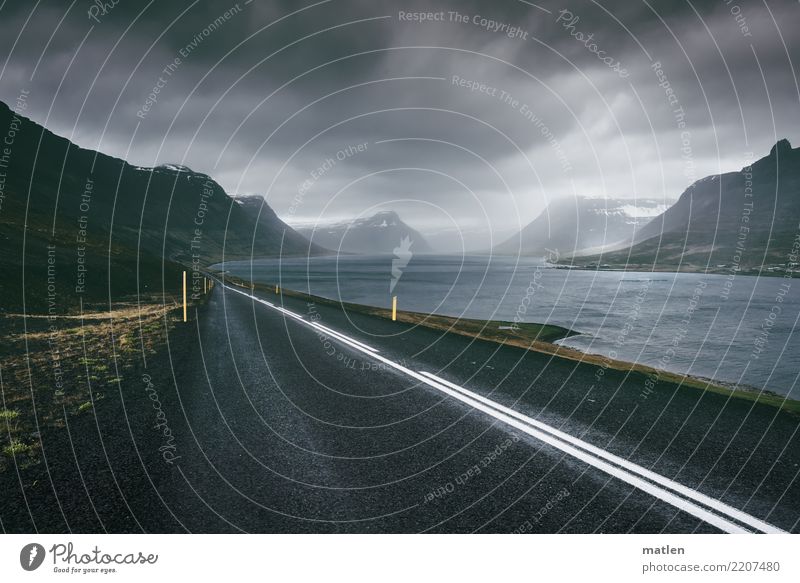 Der lange Weg Landschaft Wasser Himmel Wolken Horizont Frühling schlechtes Wetter Sturm Nebel Regen Gras Felsen Berge u. Gebirge Küste Fjord Menschenleer