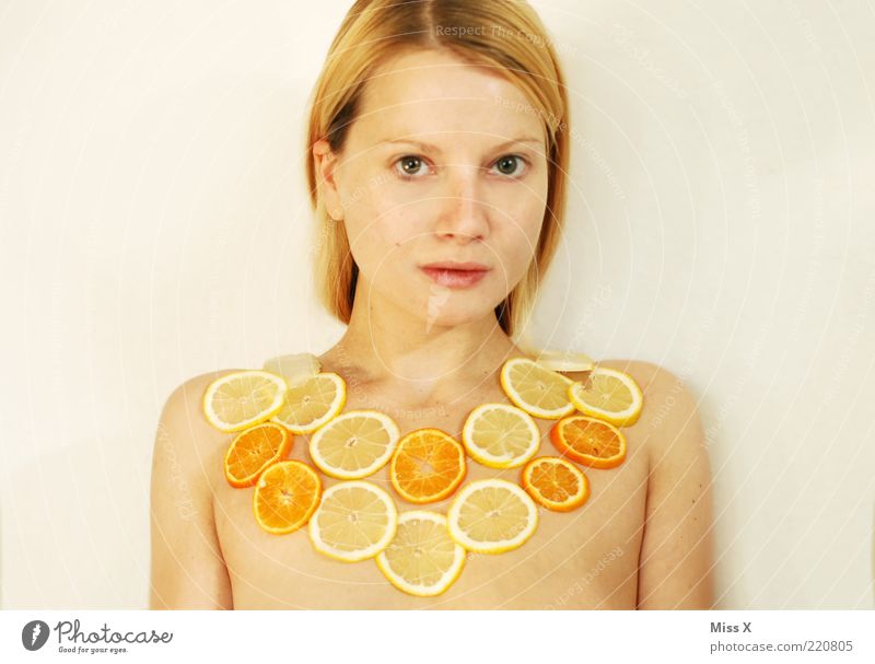 Früchtchen Lebensmittel Frucht schön Mensch feminin Junge Frau Jugendliche Brust 1 18-30 Jahre Erwachsene sauer süß gelb Zitrusfrüchte Zitrone Orange Mandarine
