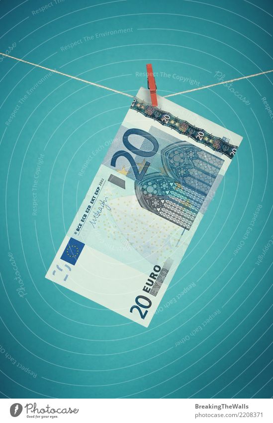 Zwanzig Eurowährungsbanknote, die über Blau hängt Wirtschaft Handel Kapitalwirtschaft Business retro blau türkis Farbe bedrohlich 20 hängen Seil Geld