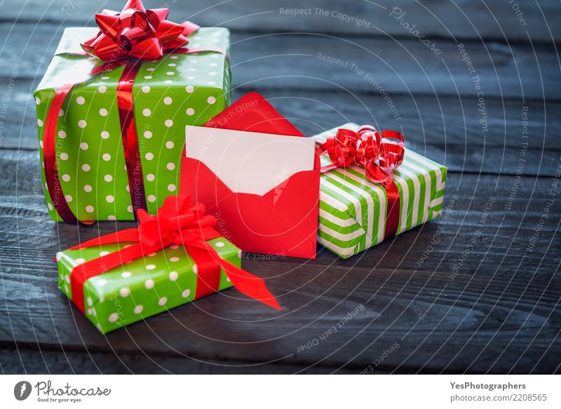 Viele Geschenke und geöffneter roter Umschlag elegant Stil Glück Handarbeit Feste & Feiern Silvester u. Neujahr Geburtstag Paket Überraschung Atmosphäre
