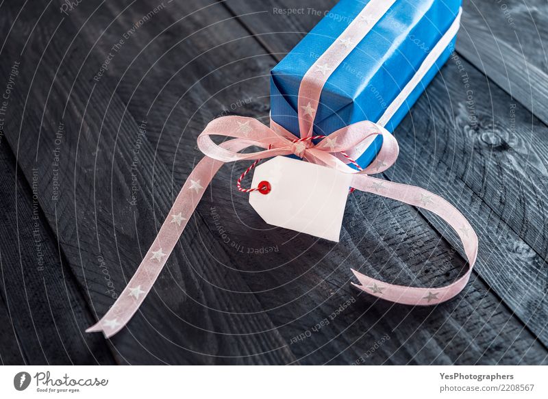 Einzelnes blaues Geschenk auf Weinlesehintergrund elegant Glück Handarbeit Feste & Feiern Silvester u. Neujahr Geburtstag Freundschaft Paket niedlich