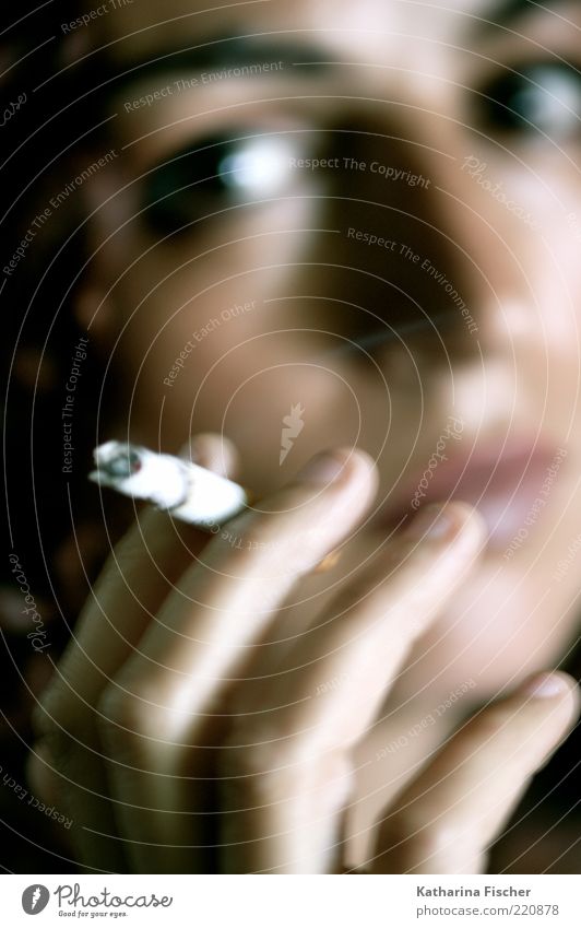 Die letzte Zigarette !, oder guter Vorsatz fürs Neue Jahr ! Gesicht Rauchen feminin Frau Erwachsene Hand Finger 1 Mensch 30-45 Jahre braun grau Laster