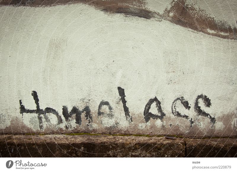 ... stand da Mauer Wand Fassade Schriftzeichen Graffiti alt Armut Einsamkeit obdachlos Typographie Text Straßenkunst Putz Zahn der Zeit Schmiererei verputzt