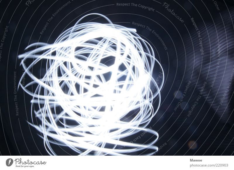 Lichtwirbelwind Zeichen Ornament chaotisch Schwarzweißfoto Gedeckte Farben Innenaufnahme Studioaufnahme Experiment abstrakt Menschenleer Textfreiraum rechts