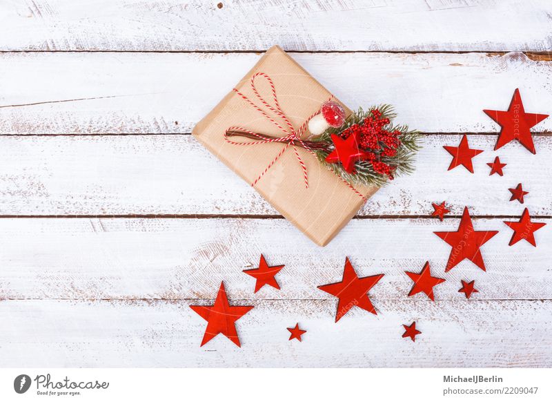 Geschenk auf weißem Tisch mit Sternen als Weihnachts Dekoration Winter Weihnachten & Advent Stimmung Fröhlichkeit arrangiert Grunge sehr wenige einfach Papier