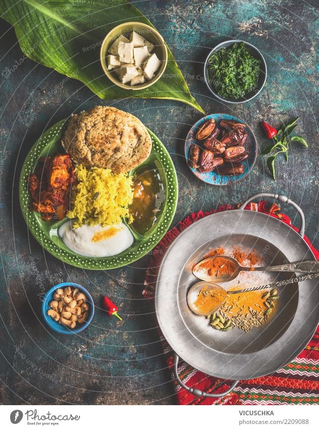 Indisches Essen in Schalen serviert mit Bananenblatt Lebensmittel Gemüse Getreide Kräuter & Gewürze Ernährung Mittagessen Büffet Brunch Bioprodukte