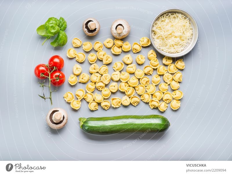 Tortellini mit Zutaten für vegetarisches Kochen Lebensmittel Gemüse Ernährung Mittagessen Bioprodukte Vegetarische Ernährung Diät Italienische Küche Stil Design