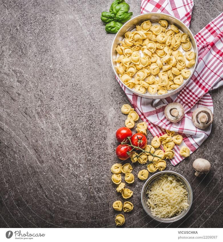Tortellini Nudeln in Schale mit vegetarischen Zutaten Lebensmittel Gemüse Ernährung Mittagessen Bioprodukte Vegetarische Ernährung Diät Italienische Küche