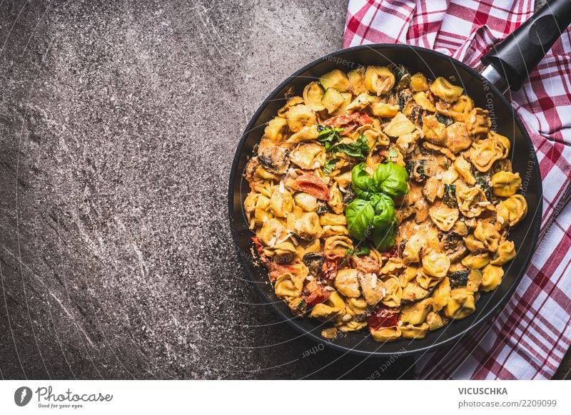 Tortellini pasta mit cremiger Soße Lebensmittel Ernährung Mittagessen Abendessen Italienische Küche Pfanne Gesunde Ernährung Tisch Design Stil Hintergrundbild
