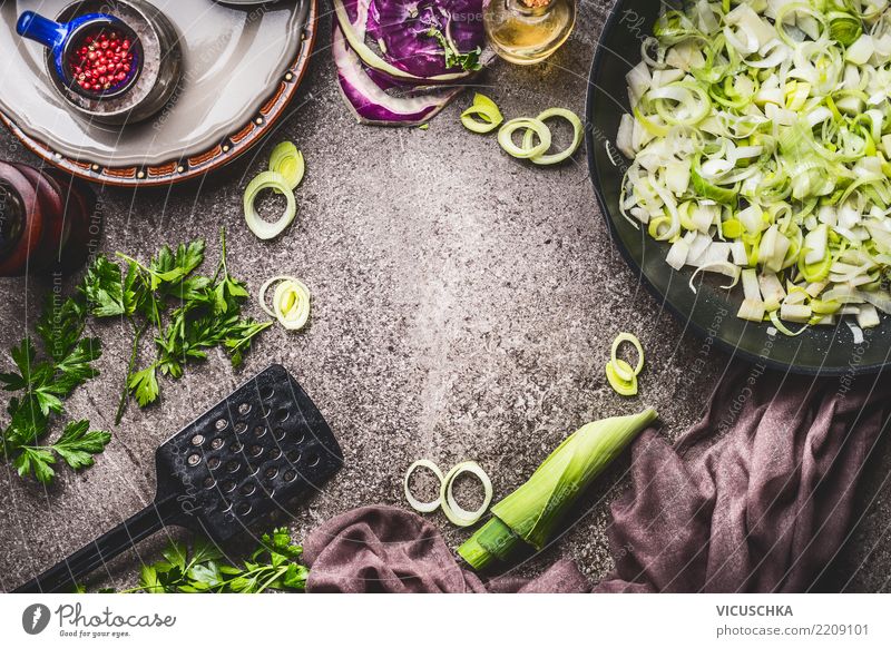 Geschnittener Lauch in Pfanne auf Küchentisch Hintergrund Lebensmittel Gemüse Suppe Eintopf Kräuter & Gewürze Ernährung Mittagessen Bioprodukte