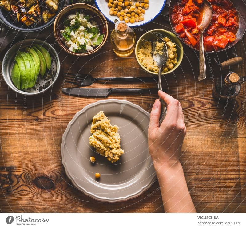 Weibliche Hand mit Löffel bringt Salat auf dem Teller Lebensmittel Gemüse Salatbeilage Getreide Kräuter & Gewürze Öl Ernährung Mittagessen Abendessen Büffet