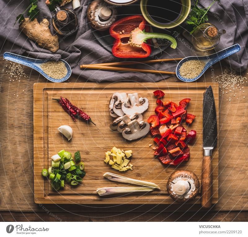 Gehacktes Gemüse für Asiatisch Kochen Lebensmittel Kräuter & Gewürze Ernährung Bioprodukte Vegetarische Ernährung Diät Asiatische Küche Geschirr Messer Stil