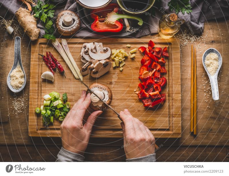 Hände schneiden Gemüse Lebensmittel Kräuter & Gewürze Ernährung Mittagessen Abendessen Vegetarische Ernährung Diät Asiatische Küche Geschirr Schalen & Schüsseln