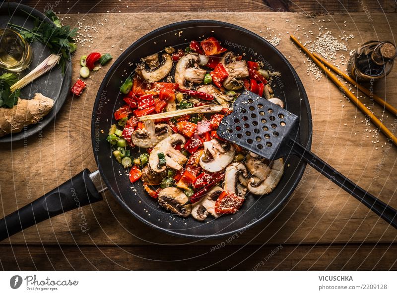 Vegan stir fry in pfanne on wooden background Lebensmittel Gemüse Ernährung Bioprodukte Vegetarische Ernährung Diät Asiatische Küche Pfanne Design Stil