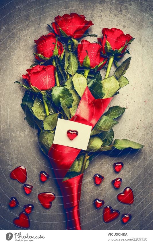 Großes Bündel rote Rosen mit weißer leerer Grußkarte und Herzen Stil Design Dekoration & Verzierung Party Veranstaltung Feste & Feiern Valentinstag Muttertag