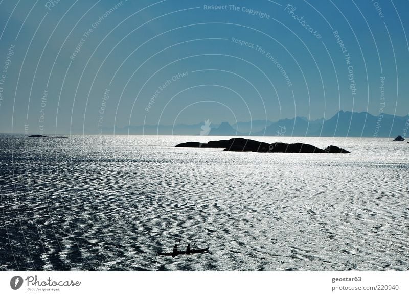 Meer bei den Lofoten, Norwegen Landschaft Wasser Wolkenloser Himmel Sonnenlicht Sommer Schönes Wetter Insel einzigartig Ferien & Urlaub & Reisen Tourismus Ferne