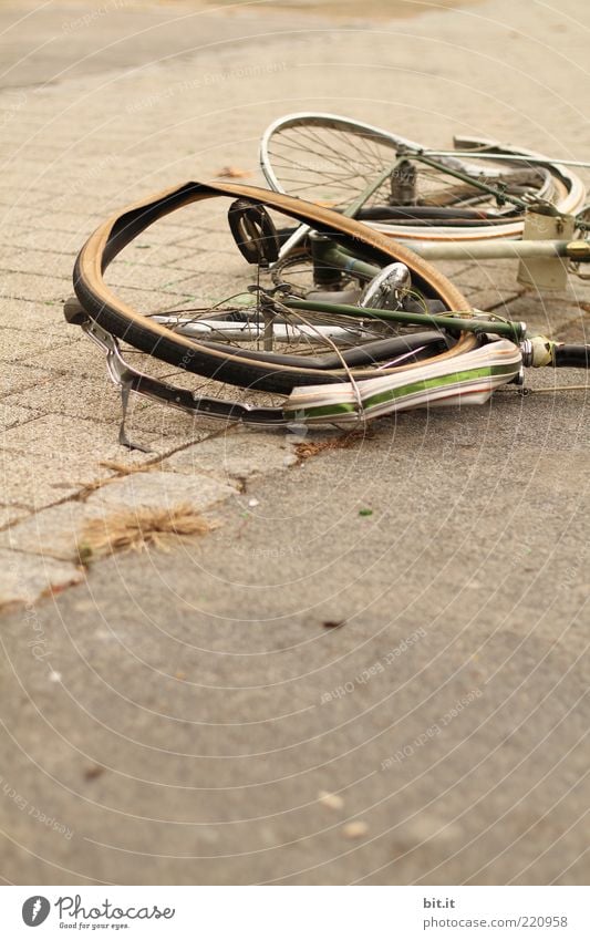 öfter mal ein Rad schlagen Straße Fahrrad kaputt Hemmungslosigkeit Aggression Gewalt Zerstörung Vandalismus liegen Versicherung Unfall Unfallgefahr