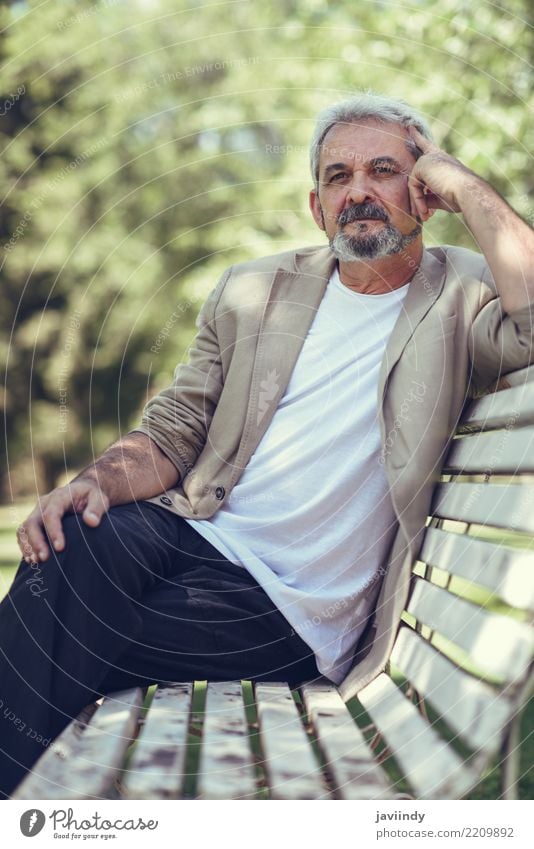 Porträt eines nachdenklichen reifen Mannes, der auf einer Bank in einem Stadtpark sitzt. Lifestyle Glück Ruhestand Mensch maskulin Erwachsene Männlicher Senior