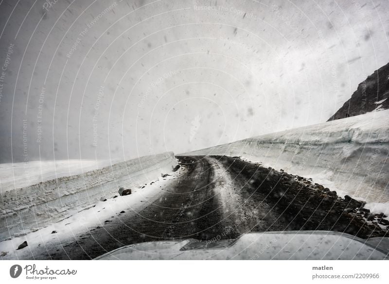 Linkskurve Landschaft Wolken Frühling schlechtes Wetter Schnee Schneefall Hügel Felsen Berge u. Gebirge fahren Motorhaube Iland Island Westfjord Kurve