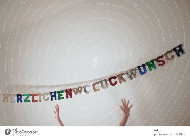 zum Geburtstag viel Glück !! Feste & Feiern Hand Dekoration & Verzierung Kitsch Krimskrams Girlande Schriftzeichen Schleife hängen Fröhlichkeit lustig positiv