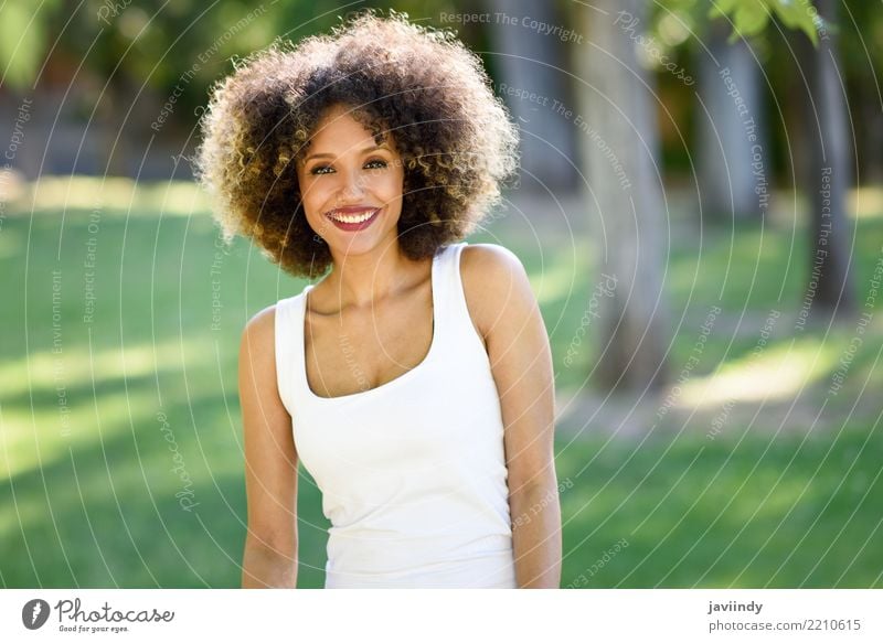 Schwarze Frau mit Afro-Frisur lächelnd im Stadtpark. Lifestyle Stil Glück schön Haare & Frisuren Gesicht Sommer Mensch feminin Junge Frau Jugendliche Erwachsene
