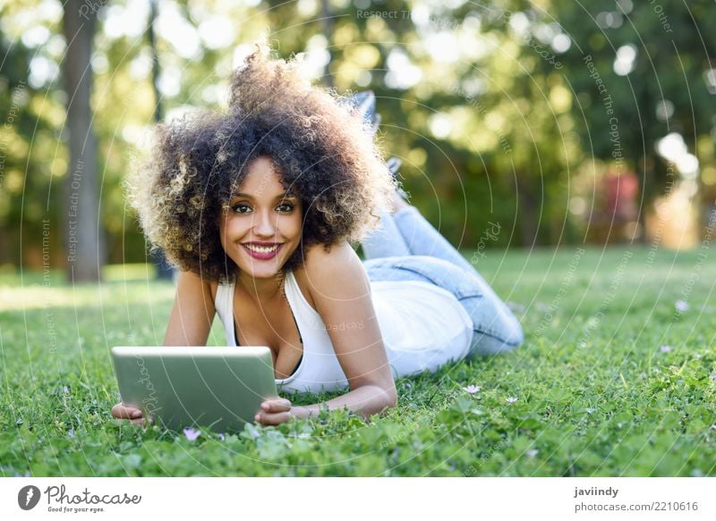 Schwarze Frau mit Afro-Frisur mit ihrem Tablet-Computer Lifestyle Stil Glück schön Haare & Frisuren Gesicht Sommer Mensch feminin Junge Frau Jugendliche