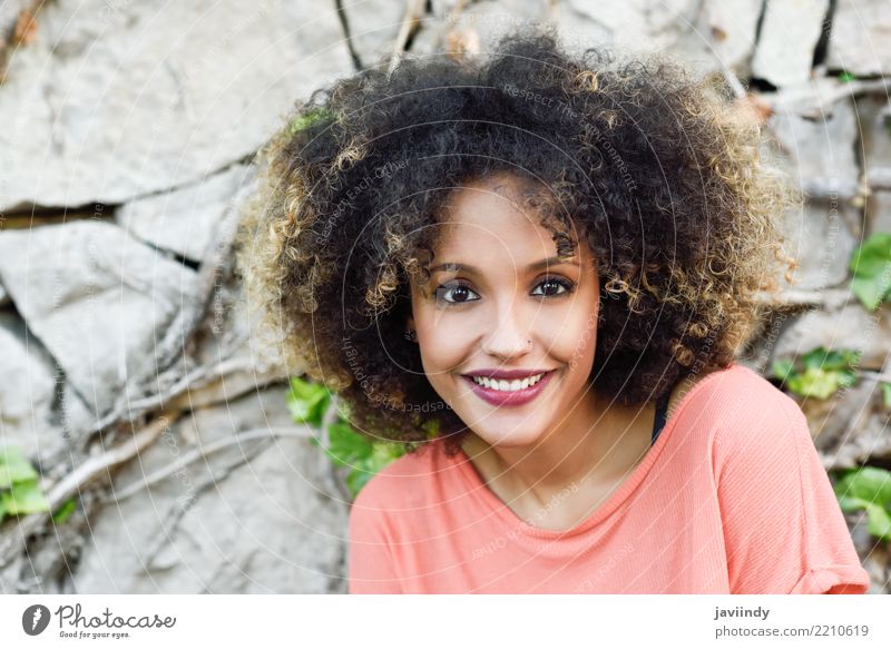 Gemischte Frau mit Afro-Frisur lächelnd Lifestyle Stil schön Haare & Frisuren Gesicht Mensch Erwachsene Mode Afro-Look Lächeln niedlich braun schwarz Aus