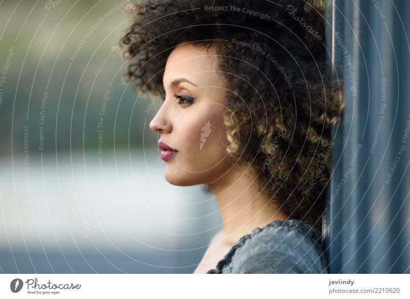 Junge gemischte Frau mit Afrofrisur im städtischen Hintergrund stehend. Lifestyle Stil Glück schön Haare & Frisuren Gesicht Mensch Erwachsene Straße Mode Kleid