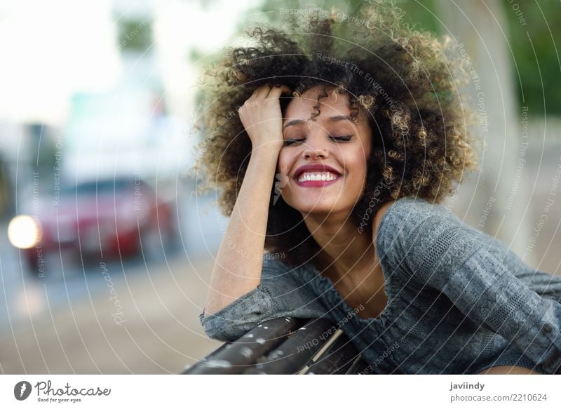 Junge schwarze Frau mit Afro-Frisur lächelt im städtischen Hintergrund Lifestyle Stil Glück schön Haare & Frisuren Gesicht Mensch Erwachsene Straße Mode