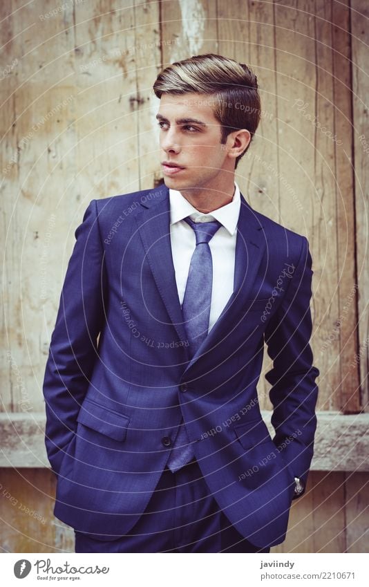Geschäftsmann im städtischen Hintergrund, der blauen Anzug trägt elegant Stil Arbeit & Erwerbstätigkeit Beruf Mensch Mann Erwachsene Mode Krawatte blond stehen