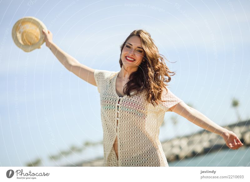 Schöne Junge Frau Mit Den Offenen Armen Die Im Strand Lächeln Ein Lizenzfreies Stock Foto Von 