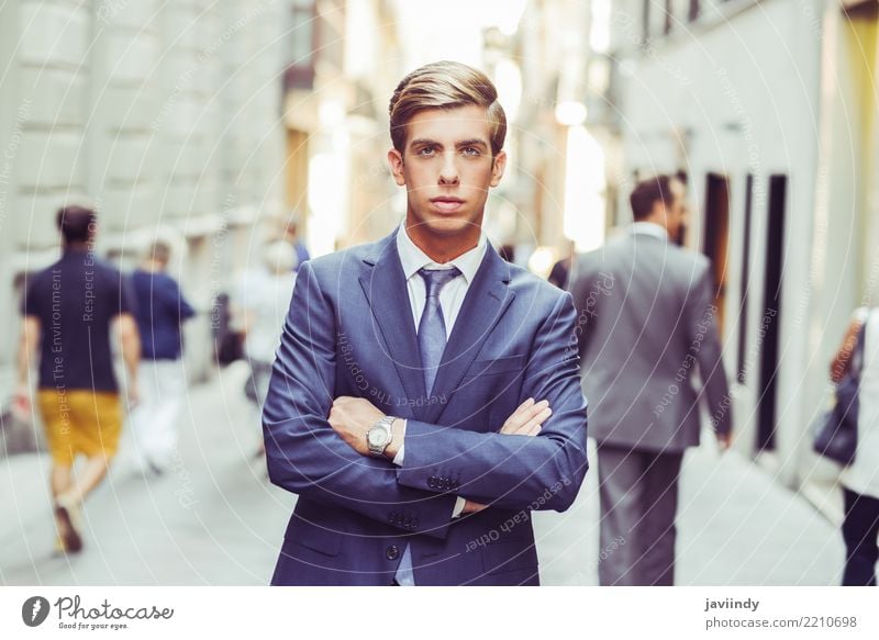 Attraktiver junger Geschäftsmann im städtischen Hintergrund elegant Stil Arbeit & Erwerbstätigkeit Beruf Mensch Mann Erwachsene Mode Anzug Krawatte blond stehen