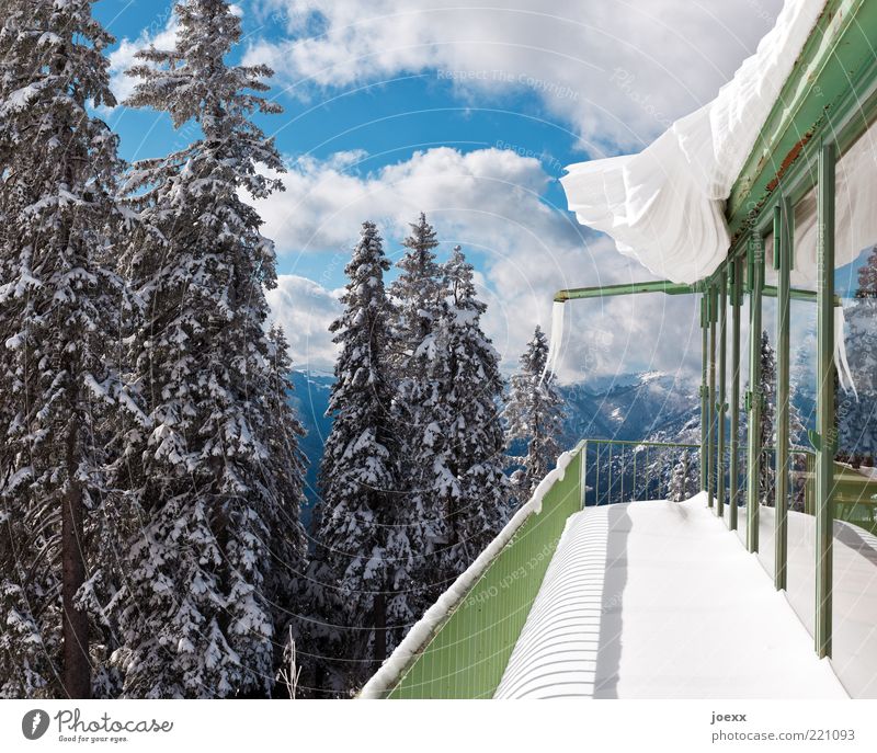 Saisonales Vordach Natur Himmel Wolken Winter Schönes Wetter Eis Frost Schnee Berge u. Gebirge Fassade Balkon Dach Dachrinne blau grün weiß kalt gefährlich